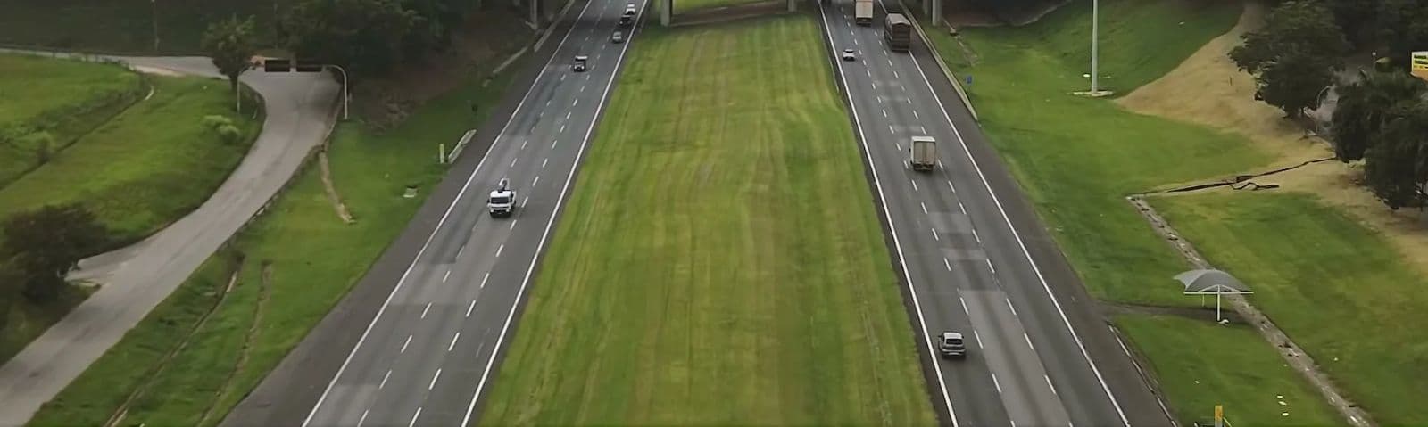 Rodovia vista de cima, com tráfego nas duas pistas